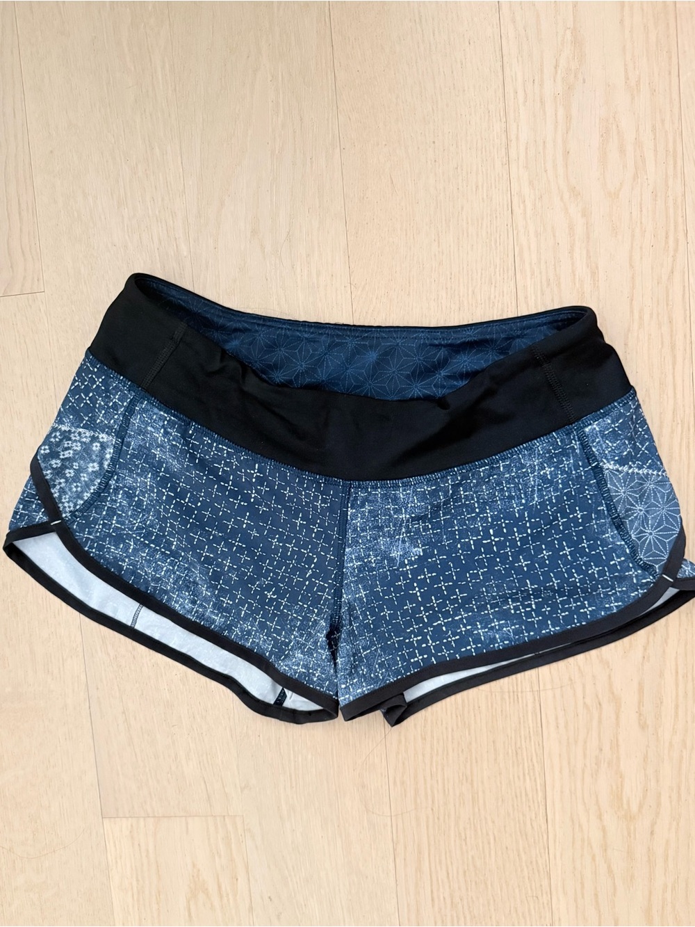 Lululemon Run Speed Short Sashiko Exploded Navy pattern Size 6 S/M NWOT